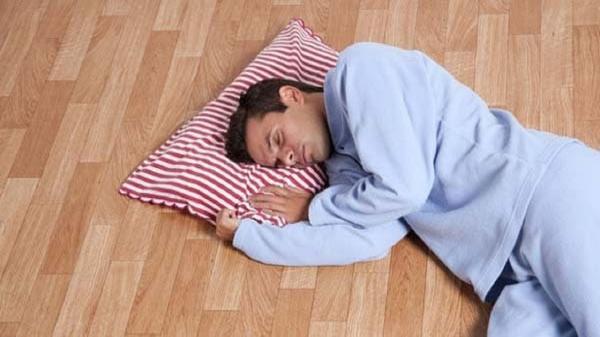 خوابیدن روی زمین مضر است یا مفید؟