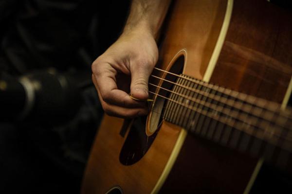 تفاوت گیتار کلاسیک با آکوستیک چیست؟