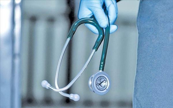 روزنامه رسالت: آمار بالای مهاجرت پزشکان را جعل کردند که تعرفه خدمات را بالا ببرند!