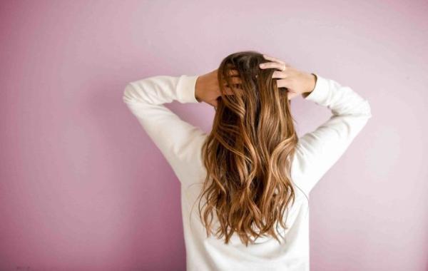 12 روتین شبانه برای داشتن مو هایی سالم و زیبا