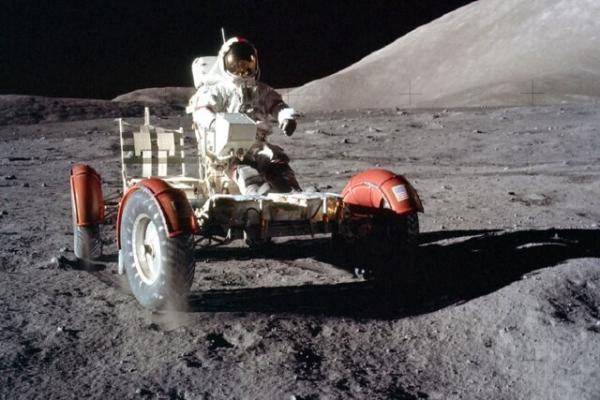 چیز عجیبی که فضانوردان روی کره ماه جا گذاشتند